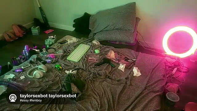 Snapshot of Taylorsexbot chatting on 05-15-26, 06:42 Taylorsexbot online show from 05-15-26, 06:42