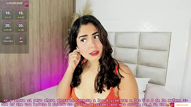 Snapshot of Goddess_mia2 chatting on 10-20-25, 10:54 Goddess mia2 online show from 10-20-25, 10:54