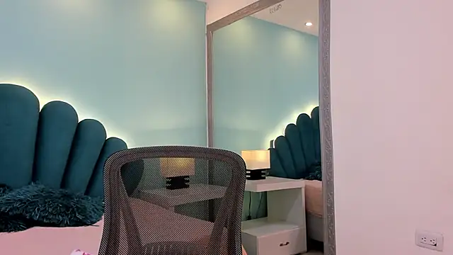 sharlott18 online show from 12-21-25, 12:56