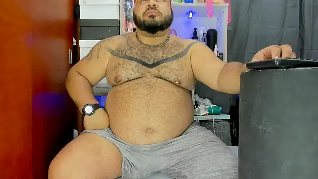 Snapshot of Latino_bigcock chatting on 02-21-25, 02:17 Latino bigcock online show from 02-21-25, 02:17