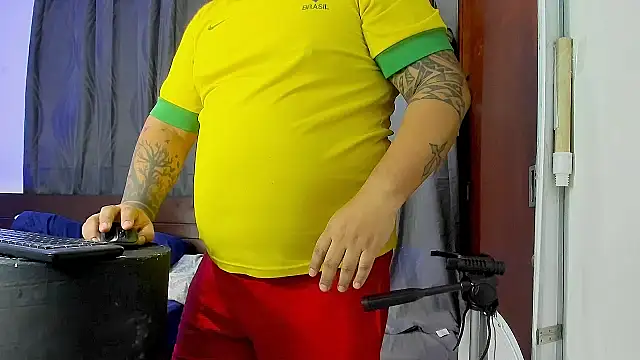 Snapshot of Latino_bigcock chatting on 02-21-25, 02:48 Latino bigcock online show from 02-21-25, 02:48