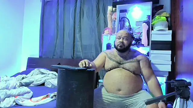 Snapshot of Latino_bigcock chatting on 02-21-25, 10:37 Latino bigcock online show from 02-21-25, 10:37