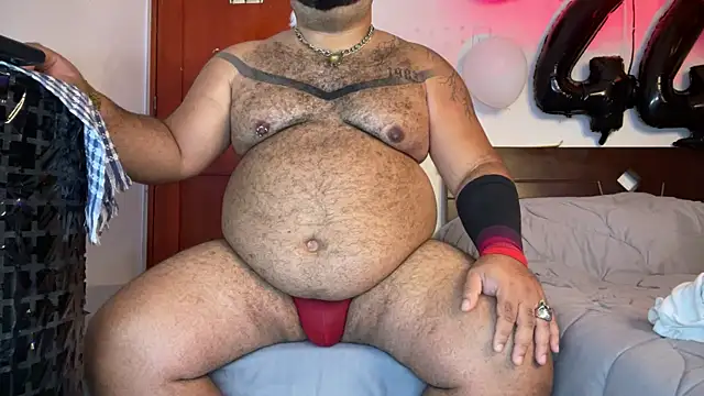 Snapshot of Latino_bigcock chatting on 12-17-25, 06:03 Latino bigcock online show from 12-17-25, 06:03