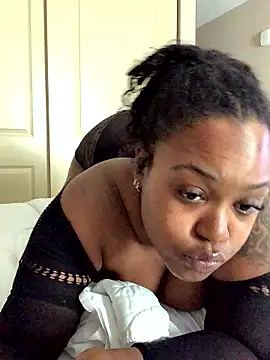 SweetHoneyBunz online show from 04-29-26, 05:52