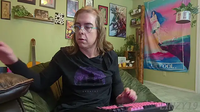 Snapshot of Linzy_19 chatting on 11-10-25, 05:28 Linzy 19 online show from 11-10-25, 05:28