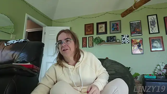 Snapshot of Linzy_19 chatting on 11-10-25, 05:34 Linzy 19 online show from 11-10-25, 05:34