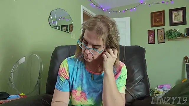 Snapshot of Linzy_19 chatting on 11-11-25, 09:26 Linzy 19 online show from 11-11-25, 09:26