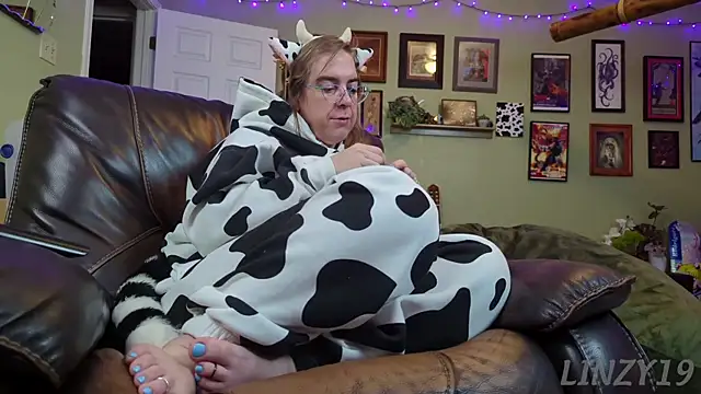 Snapshot of Linzy_19 chatting on 11-13-25, 04:44 Linzy 19 online show from 11-13-25, 04:44