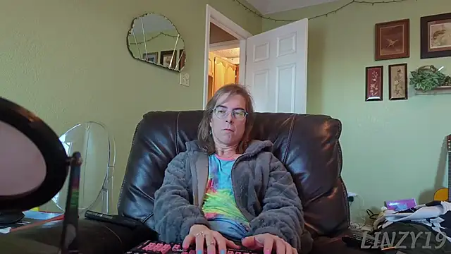 Snapshot of Linzy_19 chatting on 11-17-25, 02:34 Linzy 19 online show from 11-17-25, 02:34