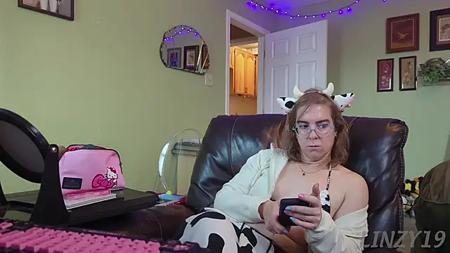 Snapshot of Linzy_19 chatting on 11-19-25, 03:45 Linzy 19 online show from 11-19-25, 03:45