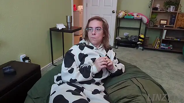 Snapshot of Linzy_19 chatting on 12-17-25, 02:34 Linzy 19 online show from 12-17-25, 02:34