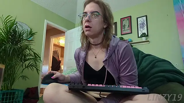 Snapshot of Linzy_19 chatting on 01-14-26, 02:33 Linzy 19 online show from 01-14-26, 02:33