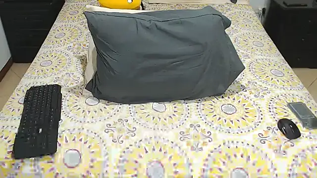 Snapshot of JahsHot chatting on 12-22-25, 01:02 JahsHot online show from 12-22-25, 01:02