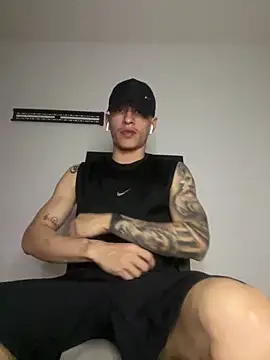 valentino garavani777 online show from 12-02-25, 05:24