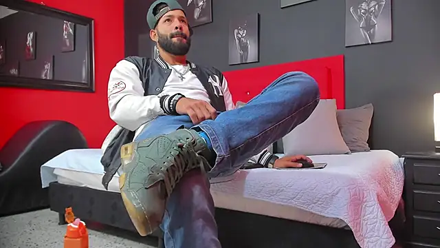 Snapshot of Thiagogomez chatting on 03-13-25, 12:46 Thiagogomez online show from 03-13-25, 12:46