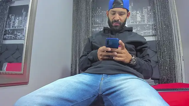 Snapshot of Thiagogomez chatting on 03-20-25, 12:22 Thiagogomez online show from 03-20-25, 12:22