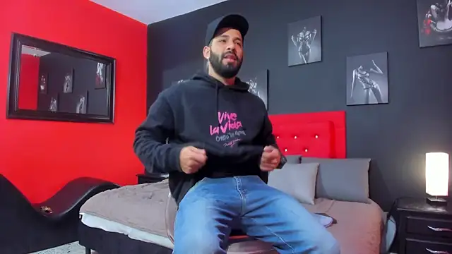 Snapshot of Thiagogomez chatting on 10-14-25, 12:28 Thiagogomez online show from 10-14-25, 12:28