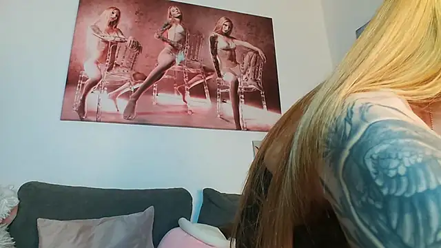 Snapshot of LessiaMia chatting on 03-13-25, 06:34 LessiaMia online show from 03-13-25, 06:34