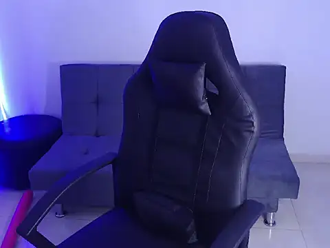 Snapshot of hot_king20 chatting on 12-21-25, 10:06 hot king20 online show from 12-21-25, 10:06