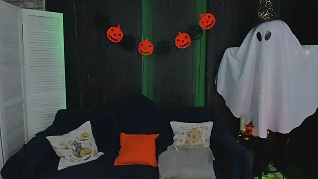 Snapshot of SarahCoksss chatting on 10-28-25, 01:20 SarahCoksss online show from 10-28-25, 01:20