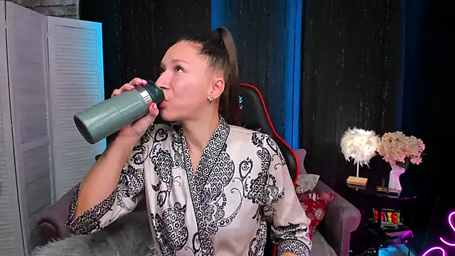 Snapshot of SarahCoksss chatting on 11-22-25, 12:53 SarahCoksss online show from 11-22-25, 12:53