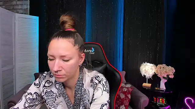 Snapshot of SarahCoksss chatting on 12-04-25, 12:09 SarahCoksss online show from 12-04-25, 12:09