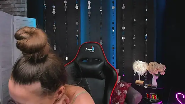 Snapshot of SarahCoksss chatting on 12-04-25, 11:57 SarahCoksss online show from 12-04-25, 11:57