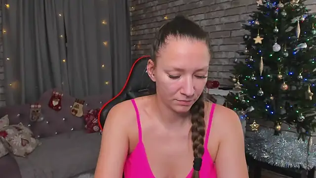 Snapshot of SarahCoksss chatting on 12-23-25, 12:19 SarahCoksss online show from 12-23-25, 12:19