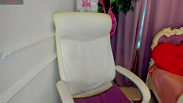 Snapshot of Lily_Marlin chatting on 07-19-26, 02:37 Lily Marlin online show from 07-19-26, 02:37