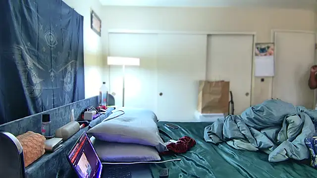 Yagurl  west online show from 01-25-25, 09:35