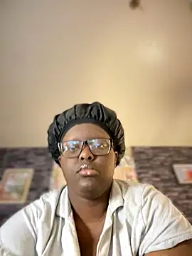 Snapshot of Yagurl__west chatting on 11-21-25, 01:04 Yagurl west online show from 11-21-25, 01:04