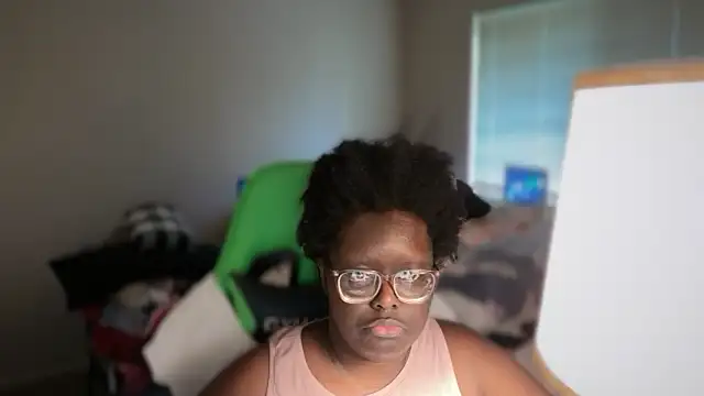 Snapshot of Yagurl__west chatting on 12-21-25, 07:10 Yagurl west online show from 12-21-25, 07:10