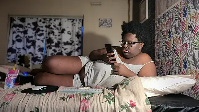 Snapshot of Yagurl__west chatting on 01-15-26, 01:32 Yagurl west online show from 01-15-26, 01:32