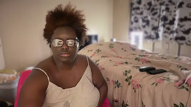 Snapshot of Yagurl__west chatting on 02-15-26, 07:38 Yagurl west online show from 02-15-26, 07:38