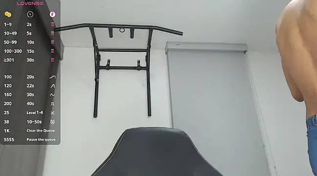 Snapshot of russthiago chatting on 01-17-25, 01:15 russthiago online show from 01-17-25, 01:15