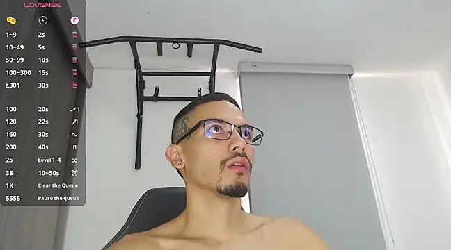 Snapshot of russthiago chatting on 01-21-25, 01:32 russthiago online show from 01-21-25, 01:32