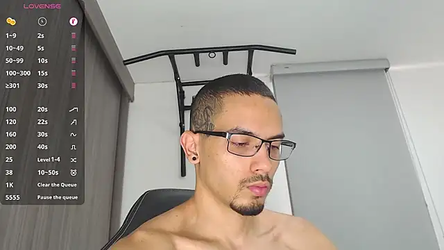 Snapshot of russthiago chatting on 02-28-25, 01:03 russthiago online show from 02-28-25, 01:03