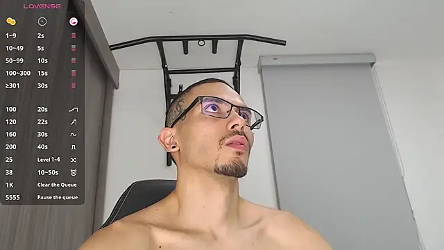 Snapshot of russthiago chatting on 03-10-25, 01:32 russthiago online show from 03-10-25, 01:32