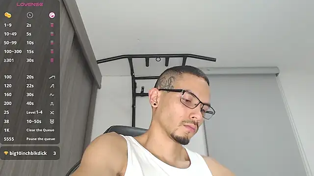 Snapshot of russthiago chatting on 03-21-25, 08:08 russthiago online show from 03-21-25, 08:08