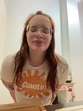 Snapshot of Mona-Peaches chatting on 12-31-24, 10:15 Mona-Peaches online show from 12-31-24, 10:15