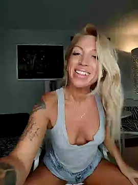 Snapshot of Weloveblue chatting on 01-22-25, 12:27 Weloveblue online show from 01-22-25, 12:27