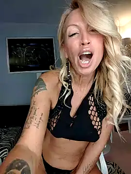 Snapshot of Weloveblue chatting on 01-28-25, 12:00 Weloveblue online show from 01-28-25, 12:00