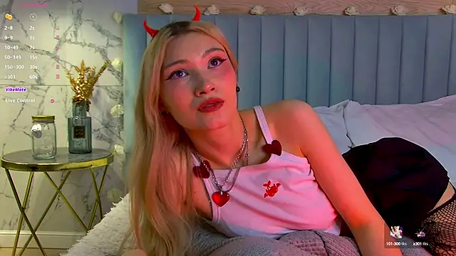 Snapshot of CarolReeves chatting on 02-10-25, 12:08 CarolReeves online show from 02-10-25, 12:08