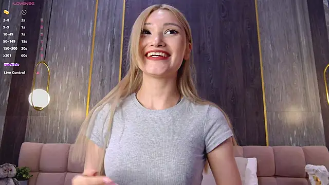 Snapshot of CarolReeves chatting on 03-15-25, 04:43 CarolReeves online show from 03-15-25, 04:43