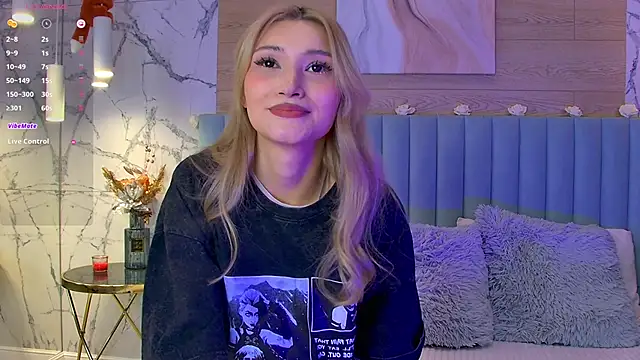 Snapshot of CarolReeves chatting on 03-23-25, 08:59 CarolReeves online show from 03-23-25, 08:59