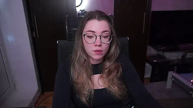 Snapshot of RemyCute chatting on 06-19-26, 01:04 RemyCute online show from 06-19-26, 01:04