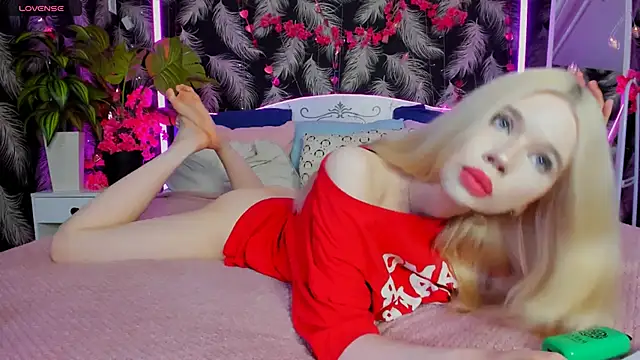 Snapshot of Lollita_Lewis chatting on 12-19-25, 07:43 Lollita Lewis online show from 12-19-25, 07:43