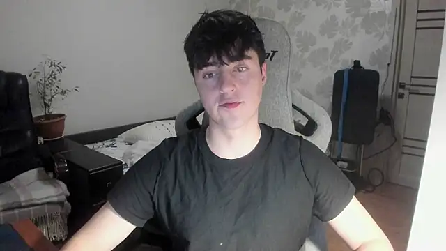 Snapshot of Knuckles17 chatting on 12-18-25, 02:50 Knuckles17 online show from 12-18-25, 02:50