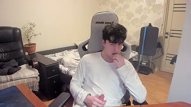 Snapshot of Knuckles17 chatting on 12-19-25, 12:34 Knuckles17 online show from 12-19-25, 12:34