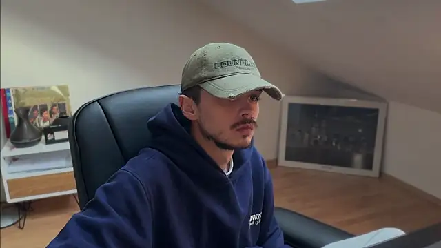 Snapshot of naked_psy chatting on 11-05-25, 09:20 naked psy online show from 11-05-25, 09:20